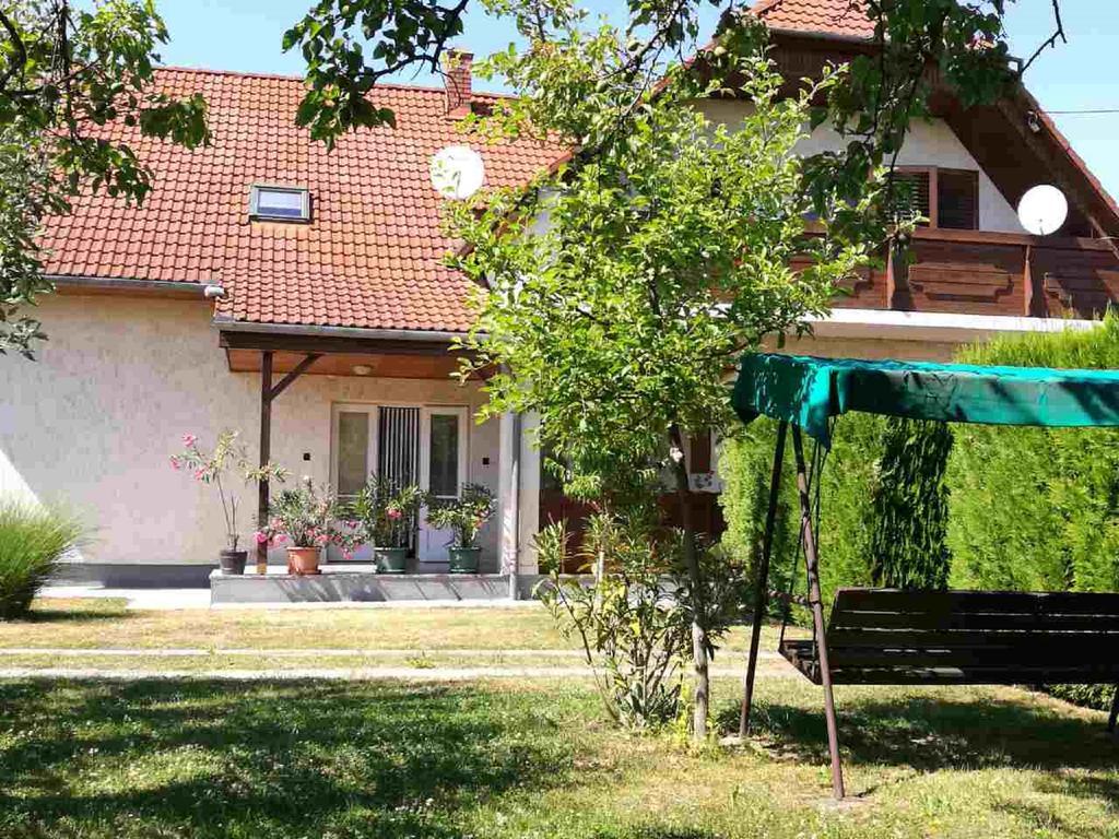 Sára Vendégház Balatonkeresztúr Exterior foto